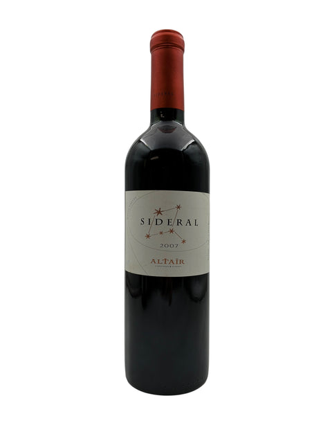En flaske Sideral Altair 2007 rødvin