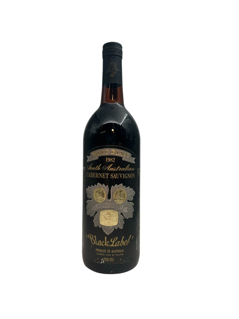 Flaske af Black Label Wolf Blass 1982 rødvin