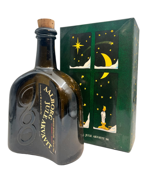 Flaske med Aalborg Jule Akvavit 1998 i elegant emballage