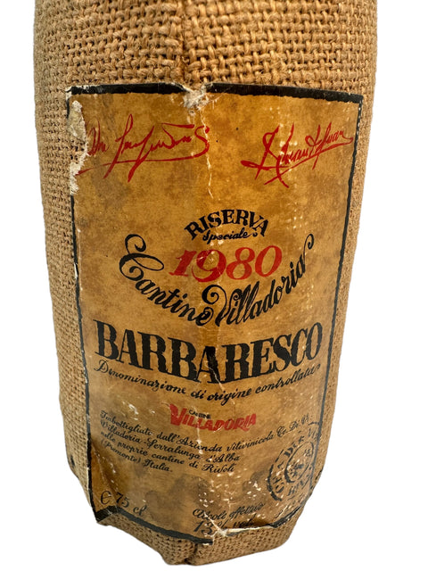 Bouteille Barbaresco Cantine Villadoria 1980 dans un emballage rustique
