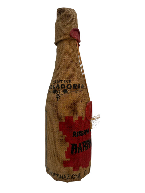 Flaske af Barbaresco Cantina Villadoria 1975 indpakket i jutepose